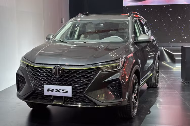 Bảng đồng hồ kỹ thuật số 12,3 inch, màn hình cảm ứng trung tâm 14,1 inch nằm dọc, cửa sổ trời, phanh tay điện tử, điều hòa tự động 2 vùng, hệ thống âm thanh 6 loa và sạc điện thoại không dây. Đáng tiếc là tính năng an toàn của mẫu xe này khá cơ bản nếu so với những đối thủ cùng phân khúc SUV cỡ C.