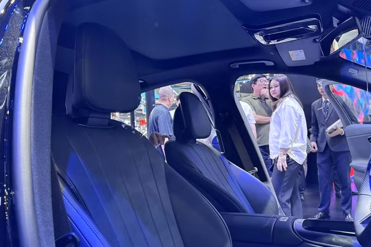 Tuy nhiên, bảng đồng hồ kỹ thuật số không tích hợp chung vào "siêu màn hình" mà đứng cao độc lập, cung cấp cho người lái góc nhìn thoáng hơn.