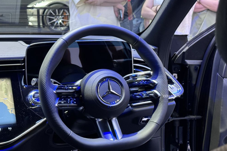 Ở thế hệ thứ 6, Mercedes-Benz E-Class được tập trung nâng cấp về phần mềm bằng việc tích hợp sẵn vào hệ thống thông tin giải trí trên xe nhiều nền tảng mạng xã hội và các tựa game hot như ứng dụng hội họp Webex hoặc Zoom, trình duyệt Vivaldi và TikTok.