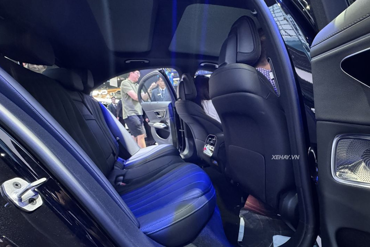 Mercedes-Benz E-Class 2024 được trang bị gói AMG Line nên vô lăng xe cũng được mang thiết kế thể thao, dày dặn giống những mẫu AMG thực thụ. Một số trang bị tiện ích nổi bật khác có thể kể đến trên chiếc sedan đang được trưng bày tại BIMS 2024 gồm: 21 loa Burmester 4D, hệ thống điều hòa 4 vùng độc lập, rèm che nắng cho hàng sau, cửa sổ trời toàn cảnh, HUD...