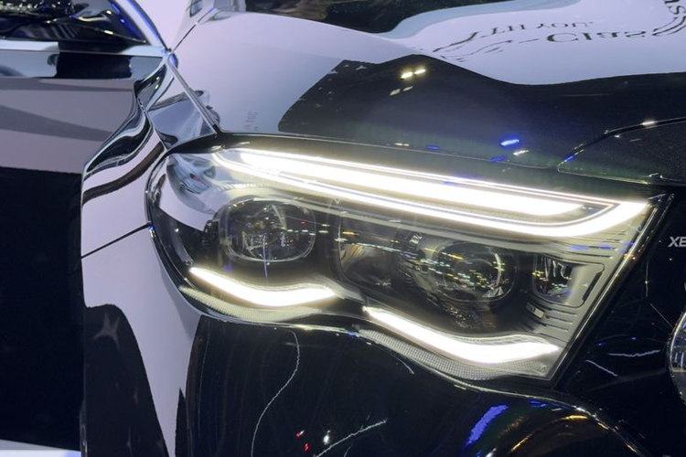 Ở khu vực đầu xe, Mercedes-Benz E-Class 2024 nổi bật với bộ lưới tản nhiệt "sao rơi" đặc trưng, kết hợp dải đèn LED bao quanh viền có thể phát sáng vào ban đêm. Xe được trang bị hệ thống đèn chiếu sáng Digital Light trên bản E 350e. Trong khi bản thấp hơn chỉ sử dụng đèn High Performance LED.