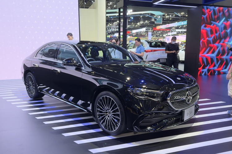 Tại triển lãm Bangkok International Motor Show 2024 (BIMS 2024) đang diễn ra ở Thái Lan, thương hiệu Mercedes-Benz đã mang thế hệ thứ 6 của mẫu xe E-Class đến trưng bày. Tại đây, hãng cũng đã công bố giá bán chính thức của Mercedes-Benz E-Class 2024 mới.