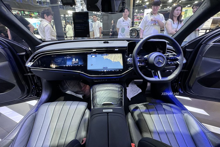 Về nội thất, khoang cabin của Mercedes-Benz E-Class 2024 được lấy cảm hứng từ các mẫu xe điện của hãng như EQE và EQS, với hệ thống thông tin giải trí MBUX mới nhất kết hợp với màn hình trải dài hết bề mặt táp lô.