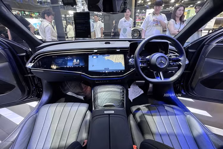 Về nội thất, khoang cabin của Mercedes-Benz E-Class 2024 được lấy cảm hứng từ các mẫu xe điện của hãng như EQE và EQS, với hệ thống thông tin giải trí MBUX mới nhất kết hợp với màn hình trải dài hết bề mặt táp lô.