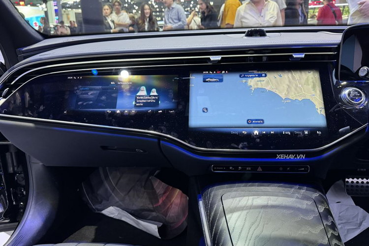 Xe cũng được trang bị 5 camera bên trong cabin, trong đó chỉ một là trang bị tiêu chuẩn thuộc về hệ thống theo dõi người lái. Bốn camera còn lại là tùy chọn gồm camera selfie, camera thu cử chỉ tay, camera theo dõi toàn cảnh người lái để phục vụ hệ thống hỗ trợ lái và camera hành trình.