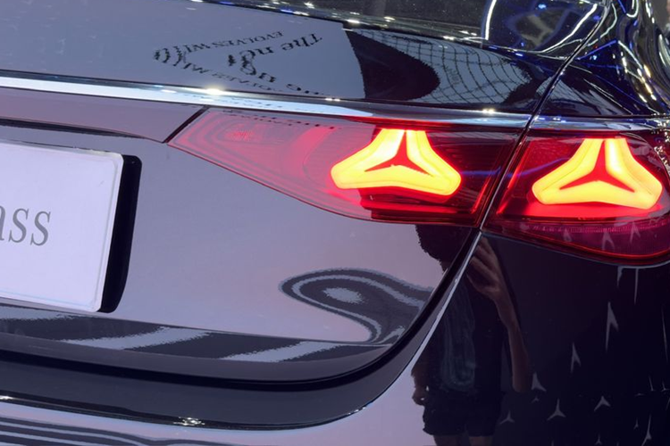 Về truyền động, Mercedes-Benz E-Class 2024 tại Thái Lan cung cấp cho người dùng 2 tuỳ chọn. Đầu tiên là động cơ mild-hybrid I4 tăng áp 2.0L trên bản E 350e AMG, sản sinh công suất 204 mã lực và mô-men xoắn 320 Nm. Động cơ điện phụ trợ có công suất tối đa 23 mã lực. Đi kèm là hộp số 9 cấp 9G-Tronic và hệ dẫn động cầu sau.