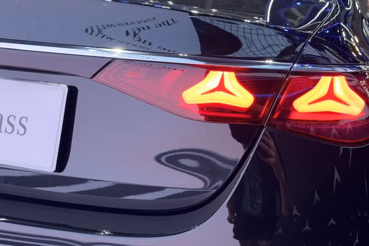 Về truyền động, Mercedes-Benz E-Class 2024 tại Thái Lan cung cấp cho người dùng 2 tuỳ chọn. Đầu tiên là động cơ mild-hybrid I4 tăng áp 2.0L trên bản E 350e AMG, sản sinh công suất 204 mã lực và mô-men xoắn 320 Nm. Động cơ điện phụ trợ có công suất tối đa 23 mã lực. Đi kèm là hộp số 9 cấp 9G-Tronic và hệ dẫn động cầu sau.