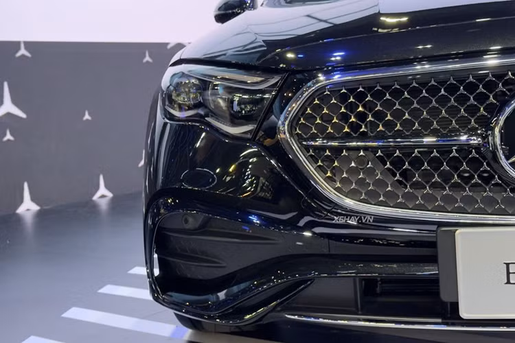 Ở thế hệ mới, E-Class sở hữu chiều dài x rộng x cao lần lượt là 4.949 x 1.880 x 1.468 mm và trục cơ sở dài 2.961 mm. Thiết kế ngoại thất của E-Class 2024 có rất nhiều điểm chung với mẫu xe đàn anh S-Class, không chỉ ở hình dáng tổng thể mà còn ở các chi tiết nhỏ như tay nắm cửa phẳng và đường viền mạ crôm kéo dài trên nắp cốp giữa các đèn hậu.