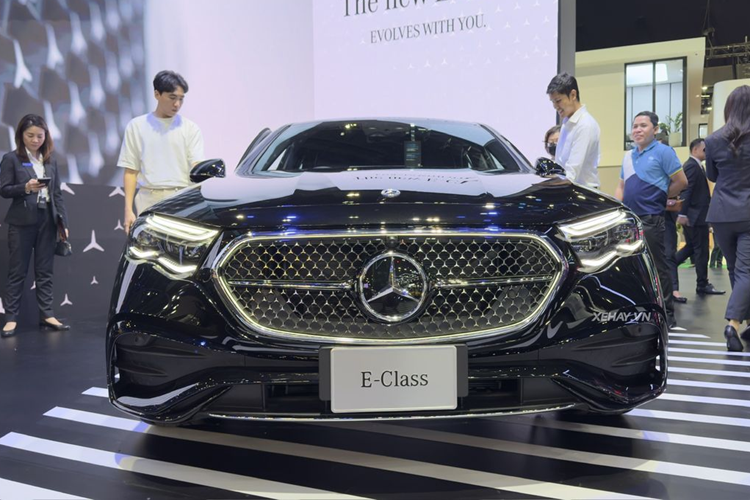 Theo đó, ở xứ sở chùa Vàng mức giá xe Mercedes-Benz E-Class 2024 được phân phối với 2 phiên bản là E 220d AMG và E 350e AMG bán ra lần lượt là 3,99 triệu baht (khoảng 2,79 tỷ đồng) và 4,25 triệu baht (khoảng 2,97 tỷ đồng). Chiếc xe trong bài thuộc bản cao cấp.