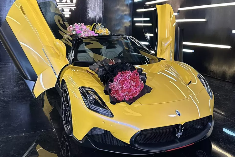 Ngoại thất xe được sơn màu vàng cùng điểm nhấn là vô số chi tiết ở ngoại thất được sơn đen bóng, như cản trước, cản sau, nẹp sườn, nóc xe, đi cùng với đó là bộ mâm thiết kế rất kiểu cách, được sơn 2 tông màu tương phản, là bạc và đen.