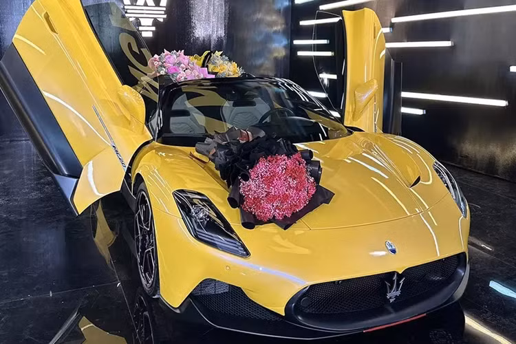 Ngoại thất xe được sơn màu vàng cùng điểm nhấn là vô số chi tiết ở ngoại thất được sơn đen bóng, như cản trước, cản sau, nẹp sườn, nóc xe, đi cùng với đó là bộ mâm thiết kế rất kiểu cách, được sơn 2 tông màu tương phản, là bạc và đen.