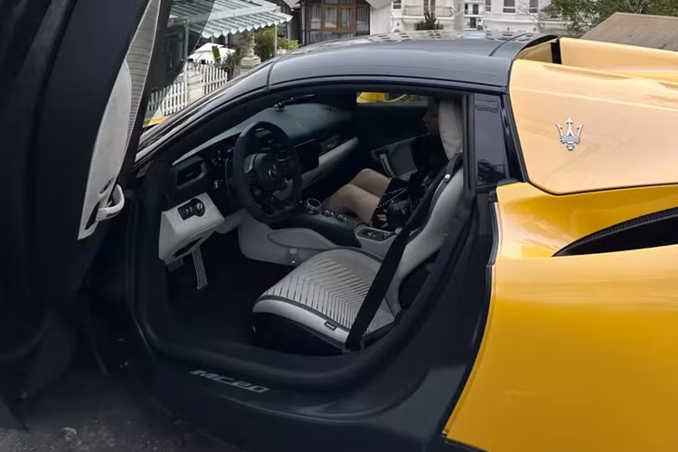 Bước vào bên trong khoang lái siêu xe mui trần Maserati MC20 Cielo của cặp đôi "chú - cháu" Lương Bằng Quang và Ngân 98 có nội thất màu kem, cùng bậc cửa sơn đen mờ, ngoài ra, còn có nhiều chi tiết bằng carbon nhám rất đẹp mắt, so với bản Maserati MC20 có gần 7 chiếc được mang về nước trước đó,