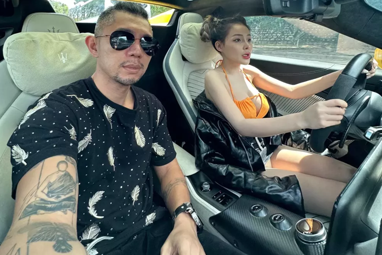 Chiếc siêu xe mui trần Maserati MC20 có sự khác biệt với bảng điều khiển trung tâm có tích hợp thêm 2 nút bấm và mở mui. Trong tiếng Italy, "Cielo" có nghĩa là bầu trời, ám chỉ chiếc siêu xe mui trần của Maserati MC20 có cơ cấu mui rất thú vị.