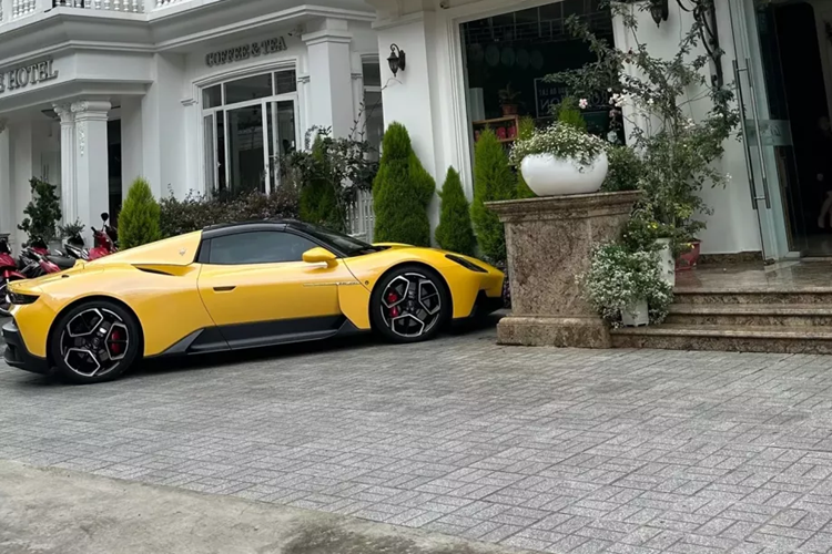 Dù trước đó, cả 2 chưa từng sở hữu dòng xe thể thao nào, chứ đừng nói đến siêu xe giá mềm Maserati MC20 Cielo. Tại Việt Nam hiện chỉ có đúng 1 chiếc siêu xe mui trần như Maserati MC20 Cielo được nhập về nước.