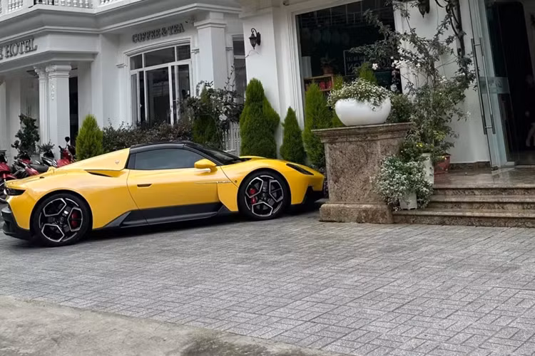 Dù trước đó, cả 2 chưa từng sở hữu dòng xe thể thao nào, chứ đừng nói đến siêu xe giá mềm Maserati MC20 Cielo. Tại Việt Nam hiện chỉ có đúng 1 chiếc siêu xe mui trần như Maserati MC20 Cielo được nhập về nước.