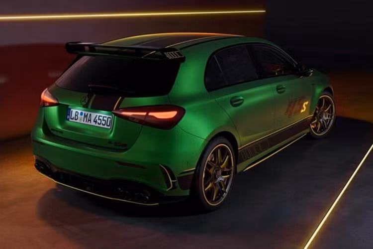 Đi kèm với đó là hộp số tự động 8 cấp hệ dẫn động bốn bánh toàn thời gian AMG Performance 4Matic+. Thiết lập này cho phép mẫu hatchback này tăng tốc từ 0-100 km/h chỉ trong 3,9 giây, trước khi đạt tốc độ tối đa là 270 km/h.