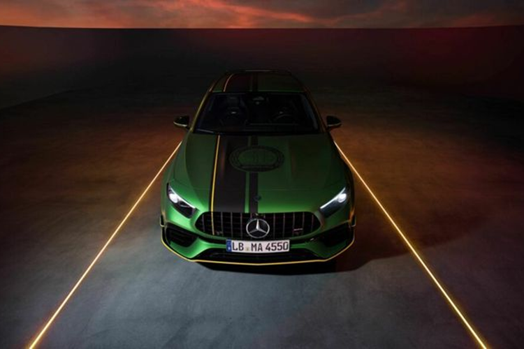 Trước đó, hãng xe Đức cũng đã cung cấp màu sơn này trên mẫu xe thể thao AMG GT R đời 2016. Tuy nhiên, cách phối màu của hai xe là hoàn toàn khác nhau. AMG A45 S nổi bật với màu xanh lá đậm, kết hợp với các điểm nhấn màu vàng chạy dọc thân xe.