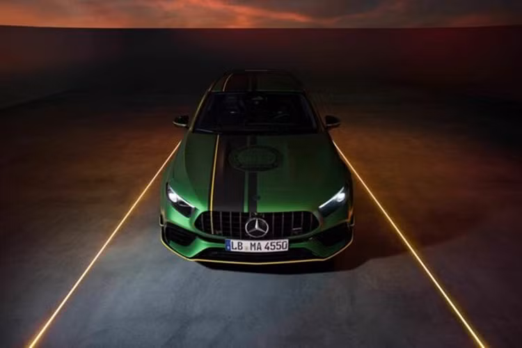 Trước đó, hãng xe Đức cũng đã cung cấp màu sơn này trên mẫu xe thể thao AMG GT R đời 2016. Tuy nhiên, cách phối màu của hai xe là hoàn toàn khác nhau. AMG A45 S nổi bật với màu xanh lá đậm, kết hợp với các điểm nhấn màu vàng chạy dọc thân xe.