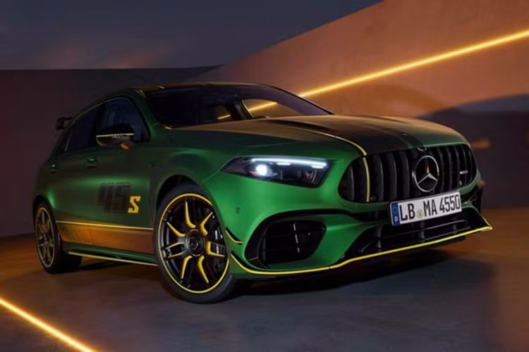 Nurburgring nổi tiếng với những khúc cua tử thần và quan cảnh xanh mát hai bên, khiến cho đường đua này còn được giới đam mê tốc độ gọi với biệt danh Green Hell – nghĩa là địa ngục xanh. Trên thực tế, Mercedes-Benz AMG A45 S 2024 mới không phải là mẫu xe duy nhất có màu sơn Green Hell Magno.