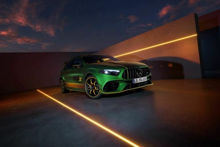 Mercedes-Benz AMG A45 S bản địa ngục xanh Nurburgring cũng được trang bị bộ mâm 19 inch sơn màu đen mờ với các điểm nhấn màu vàng trên nan hoa. Đi kèm với đó là kẹp phanh được sơn màu đen bóng và có dòng chữ AMG màu trắng.