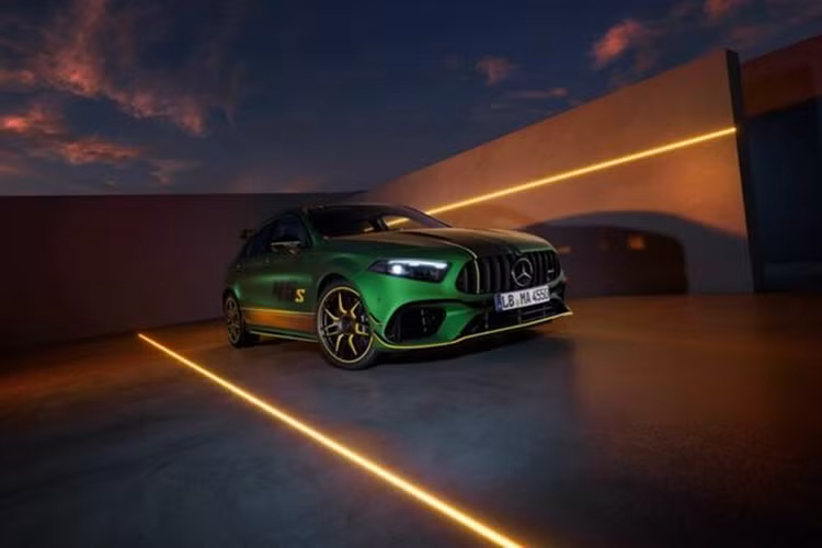 Mercedes-Benz AMG A45 S bản địa ngục xanh Nurburgring cũng được trang bị bộ mâm 19 inch sơn màu đen mờ với các điểm nhấn màu vàng trên nan hoa. Đi kèm với đó là kẹp phanh được sơn màu đen bóng và có dòng chữ AMG màu trắng.