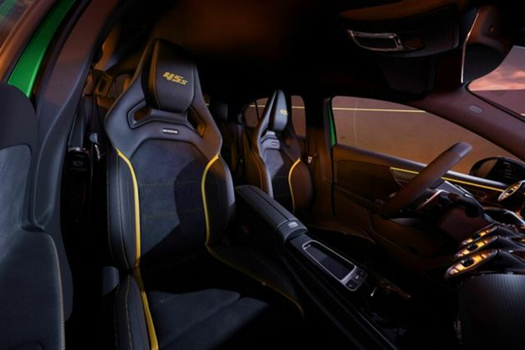 Bên trong, chiếc xe thể thao Mercedes-Benz AMG A45 S đặc biệt này còn được trang bị ghế đua với dòng chữ 45S được thêu màu vàng trên tựa đầu. Không chỉ vậy, các điểm nhấn màu vàng còn xuất hiện tại nhiều vị trí khác, như tappi cửa, mặt taplo hay thảm sàn.