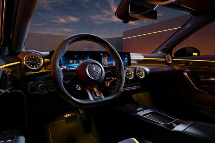 Ngoaì ra, Mercedes-Benz còn cung cấp cho AMG A45 S hai gói tùy chọn nâng cấp AMG Night Package và AMG Night Package II với các chi tiết ngoại thất được sơn màu đen bóng và cửa sổ tối màu.