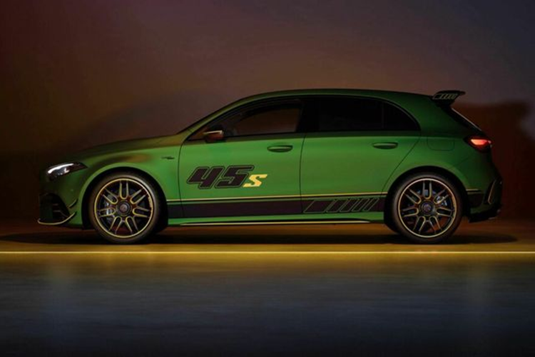 Trong khi đó, cánh gió phía sau là trang bị sẽ xuất hiện khi khách hàng lựa chọn gói AMG Aerodynamics. Mercedes-AMG A45 S được trang bị động cơ 4 xi-lanh 2.0 lít tăng áp tạo ra công suất 416 mã lực và mô-men xoắn 500 Nm.