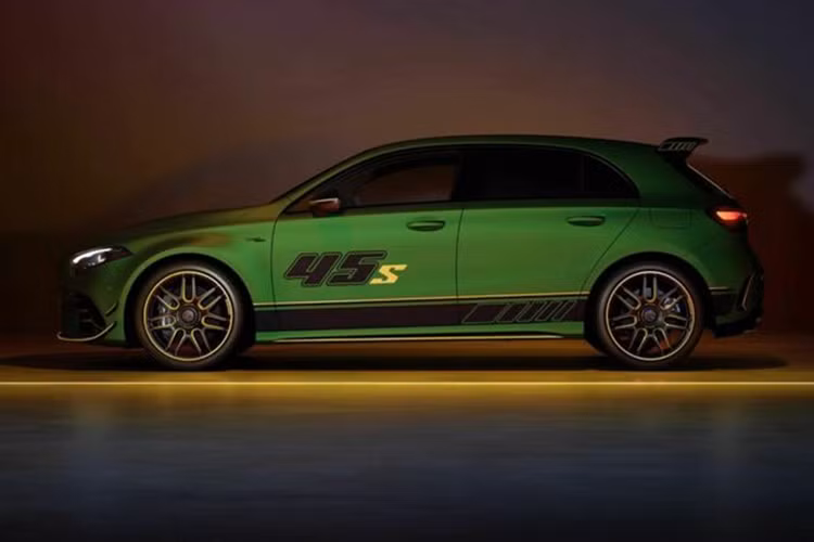 Trong khi đó, cánh gió phía sau là trang bị sẽ xuất hiện khi khách hàng lựa chọn gói AMG Aerodynamics. Mercedes-AMG A45 S được trang bị động cơ 4 xi-lanh 2.0 lít tăng áp tạo ra công suất 416 mã lực và mô-men xoắn 500 Nm.