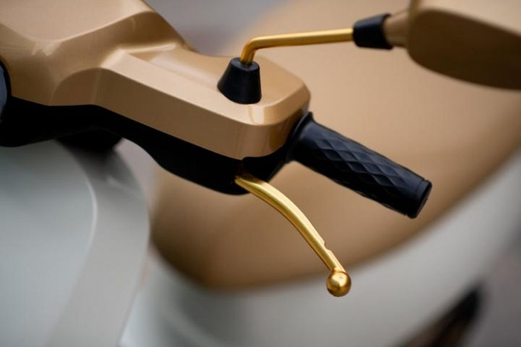 Mẫu xe ga S1 Pro Sona Edition chạy điện phiên bản đặc biệt này sở hữu thiết kế sang trọng và ấn tượng hơn. Logo OLA và dòng chữ “Sona” đặc biệt bằng tiếng Hindi cũng được phủ lớp mạ vàng lấp lánh.