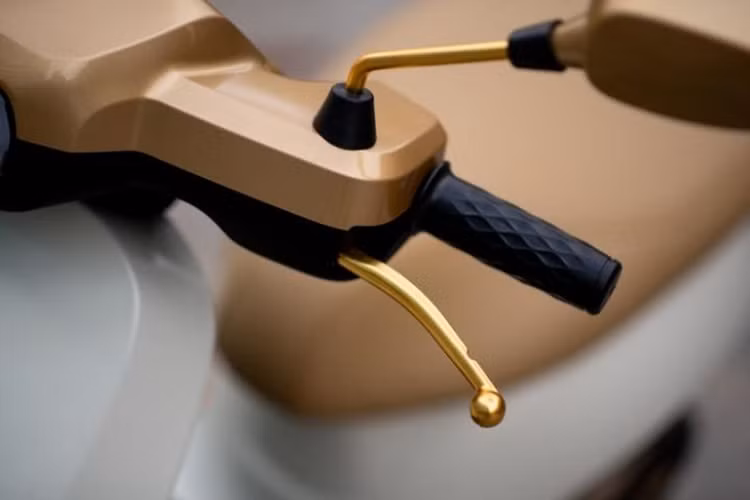 Mẫu xe ga S1 Pro Sona Edition chạy điện phiên bản đặc biệt này sở hữu thiết kế sang trọng và ấn tượng hơn. Logo OLA và dòng chữ “Sona” đặc biệt bằng tiếng Hindi cũng được phủ lớp mạ vàng lấp lánh.