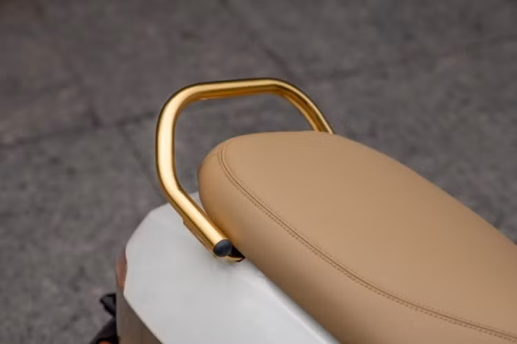 S1 Pro Sona Edition được trang bị nhiều tính năng hiện đại như hệ thống đèn LED, màn hình 7 inch kết nối với điện thoại và 4 chế độ lái (Eco, Normal, Sport và Hyper).