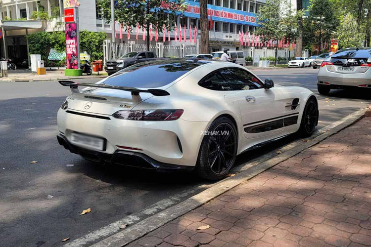 Ngoài có động cơ khủng, xe còn được trang bị nhiều công nghệ an toàn tiên tiến như: ga tự động thích ứng, hệ thống treo AMG Drive Control, hệ thống lái trợ lực điện thể thao AMG, khóa vi sai chống trượt cho cầu sau AMG