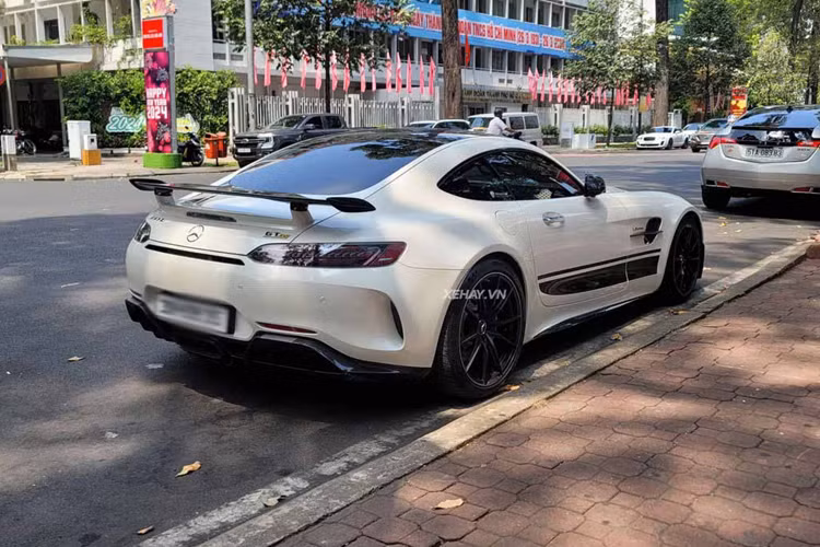 Ngoài có động cơ khủng, xe còn được trang bị nhiều công nghệ an toàn tiên tiến như: ga tự động thích ứng, hệ thống treo AMG Drive Control, hệ thống lái trợ lực điện thể thao AMG, khóa vi sai chống trượt cho cầu sau AMG