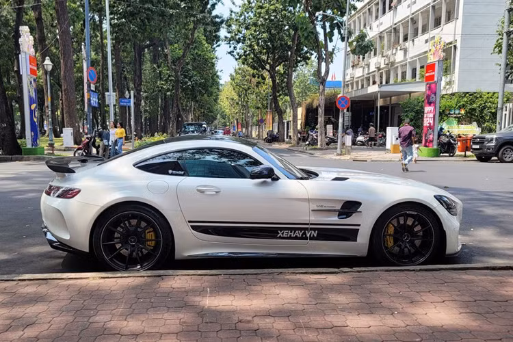 Nguyên bản, chiếc siêu xe Mercedes-AMG GT R mang “hộ khẩu” Hà Nội này sở hữu màu sơn ngoại thất trắng tinh. Tuy nhiên, lần xuất hiện này chiếc “áo” của Mercedes-AMG GT R đã có thêm điểm nhấn đường sọc đen ở hai bên hông, làm tăng thêm vẻ thể thao cho xe.