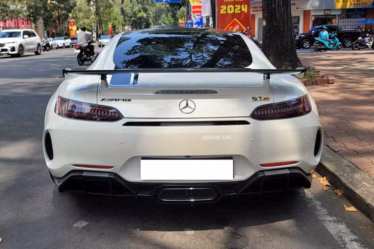 Hệ thống điều khiển lực kéo 9 cấp độ AMG Traction Control, hệ thống cảm biến hỗ trợ đỗ xe, hệ thống an toàn Pre-Safe, phanh ABS, hỗ trợ lực phanh khẩn cấp, chống trượt khi tăng tốc ASR, hỗ trợ khởi hành ngang dốc.