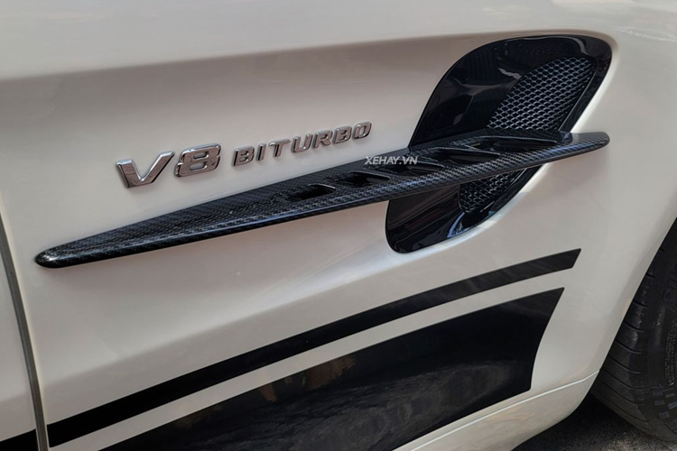 Về truyền động, Mercedes-AMG GT R sử dụng động cơ V8, tăng áp kép, dung tích 4.0 lít, sản sinh công suất tối đa 577 mã lực và mô-men xoắn cực đại 700 Nm.