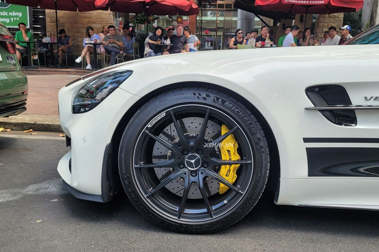 Ngoài ra, các chi tiết như gương chiếu hậu, mui và cánh gió cũng được sơn đen. Xe vẫn sử dụng bộ la-zăng đa chấu sơn màu đen bóng, đi cùng cùm phanh gốm màu vàng mang phong cách của dòng xe đua AMG GT3 và được bao bọc bởi bộ lốp thể thao Michelin Pilot Sport Cup 2.