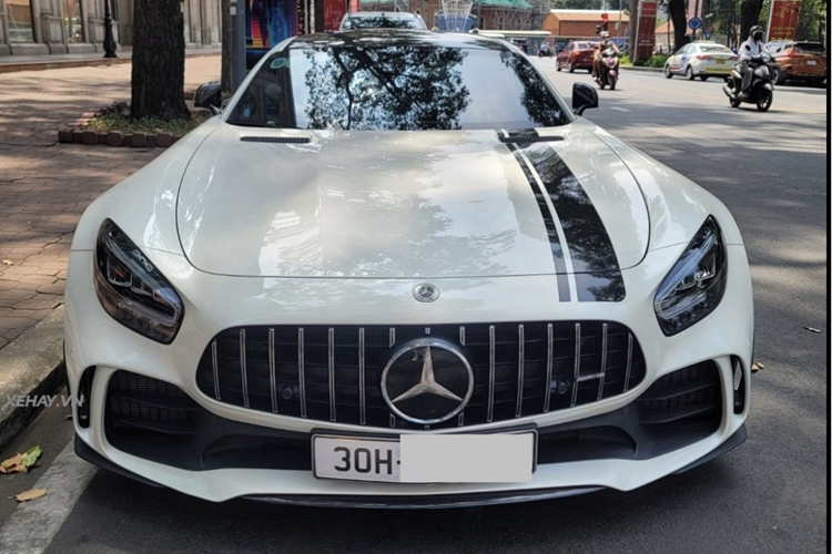 Theo tìm hiểu, chiếc Mercedes-AMG GT R của đại gia Hà Nội mua vào hồi tháng 9/2022 theo diện nhập khẩu chính hãng. Đây là chiếc GT R thứ 6 đến từ thương hiệu ngôi sao ba cánh mang biển trắng tại Việt Nam, trong đó có 3 chiếc thuộc sở hữu của ông Đặng Lê Nguyên Vũ.