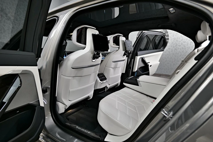 Mansory cho phép khách hàng cá nhân hóa chiếc xe với bất kỳ màu sắc hay chất liệu theo sở thích tại nhiều vị trí như ốp bảng taplo, vô lăng, thảm sàn, ghế...