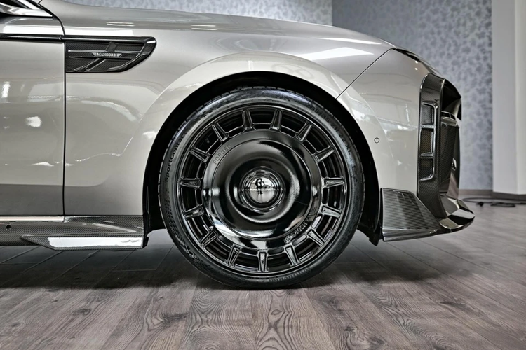 Đi kèm với gói nâng cấp này là bộ mâm đa chấu FD.15 kích thước 22 inch, với logo trung tâm có thể xoay được như các mẫu Rolls-Royce.