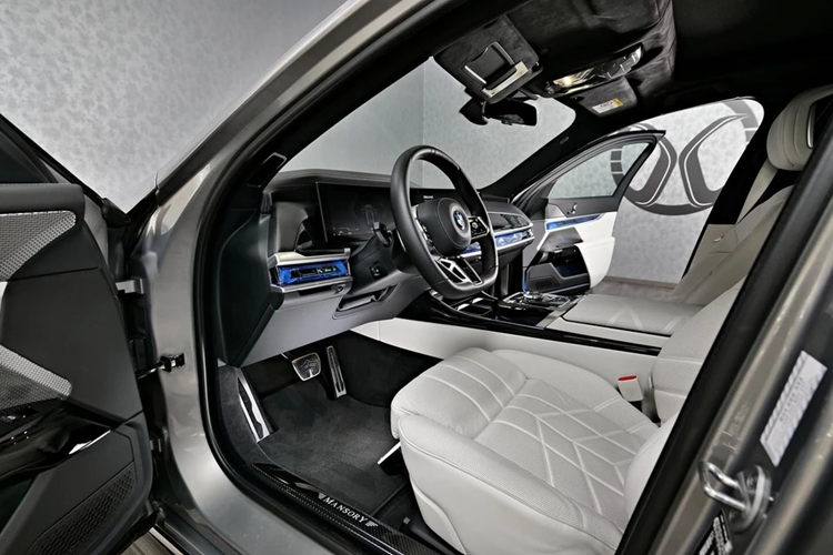 Để tăng hiệu ứng thị giác, Mansory bổ sung thêm cánh gió nhỏ trên nắp capo và viền trên của kính chắn gió sau.