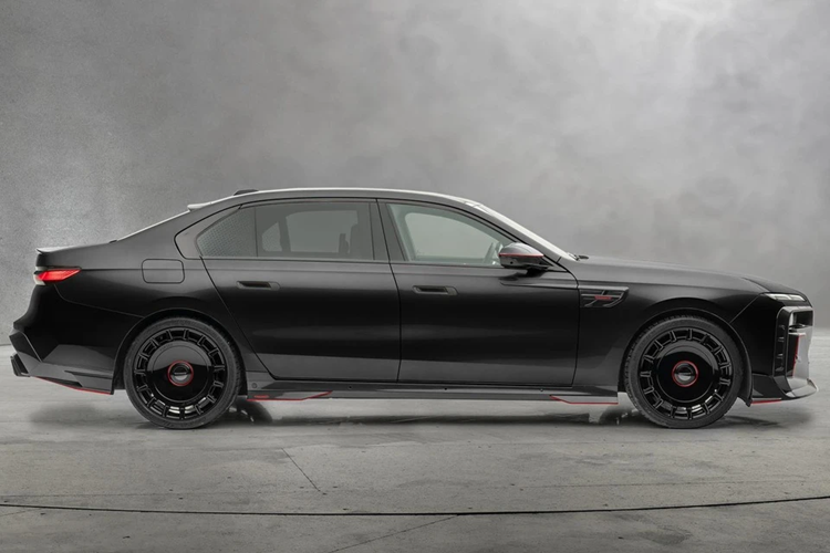 Tất cả đều đi kèm với hộp số 8 cấp tự động của ZF. Mansory không cung cấp thông số mới của phiên bản độ này.