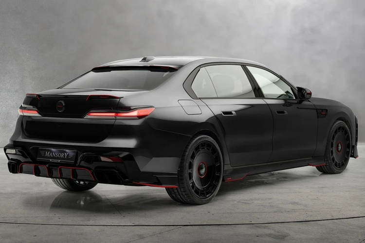 Mức giá của gói độ Mansory cũng chưa được công bố. Tại Việt Nam, BMW 7 Series thế hệ mới được phân phối với 3 phiên bản cùng mức giá dao động từ 5,2 đến 6,6 tỷ đồng. Trong khi đó, phiên bản thuần điện BMW i7 có giá lên đến 7,2 tỷ đồng.
