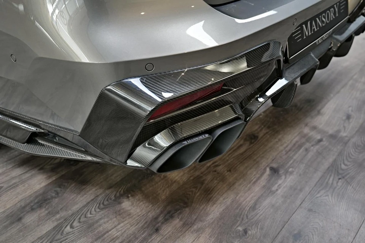 Cản sau cũng được nâng cấp khuếch tán gió cỡ lớn bằng sợi carbon. Mẫu sedan hạng sang còn được lắp đặt hệ thống ống xả kép mang đến âm thanh phấn khích hơn.