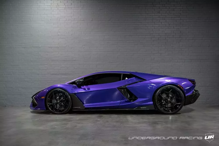 Trong đó Aventador có công suất lên tới 1.600 mã lực khi chạy bằng nhiên liệu đua, tuy nhiên, công suất này sẽ bị phá vỡ bởi 1 chiếc siêu xe mới nhất của Lamborghini, và đó chính là Revuelto.