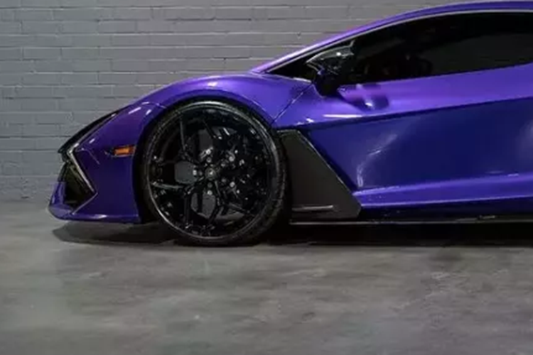 Công việc trên mẫu xe được nâng cấp mạnh mẽ vẫn đang được tiến hành, nhưng công ty đã phát hành một số bức ảnh và video xem trước sáng tạo điên rồ này. Nó sử dụng một cặp bộ tăng áp từ Precision và cũng sẽ được hưởng lợi từ một động cơ được chế tạo hoàn chỉnh.