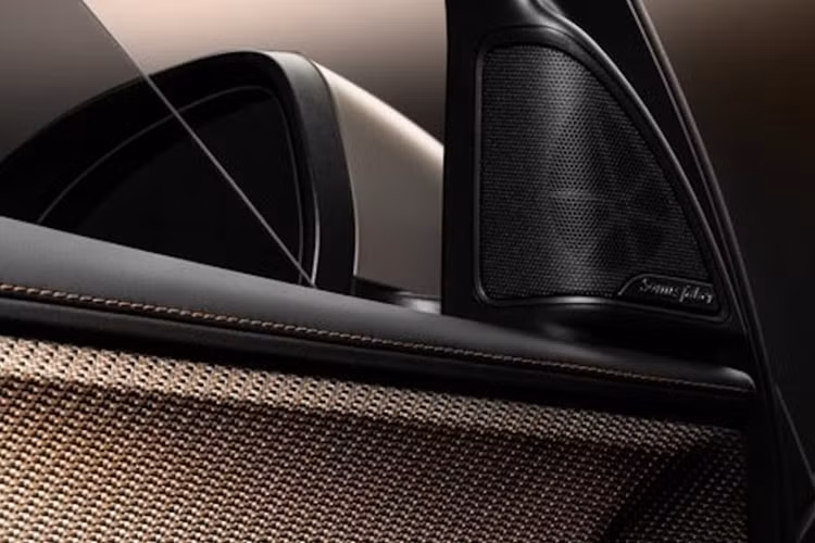 Cung cấp sức mạnh cho Grecale Folgore là 2 mô tơ điện cho tổng công suất 550 mã lực, mô-men xoắn cực đại 820 Nm. Xe có thể tăng tốc từ 0-100 km/h trong 4,1 giây và có thể di chuyển quãng đường tối đa 501 km sau mỗi lần sạc đầy.