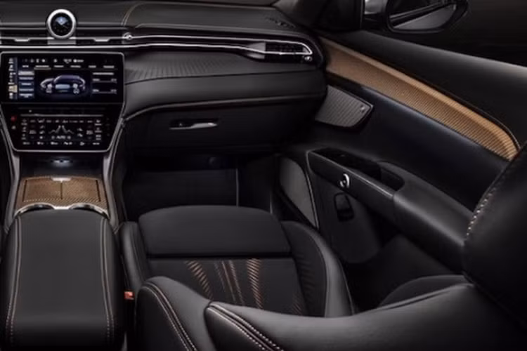 Grecale Folgore dùng nền tảng điện 400 V, pin dung lượng 105 kWh. Thời gian sạc tiêu chuẩn AC 22 kW là 100 km cho mỗi giờ sạc, trong khi với sạc DC 150 kW xe mất 29 phút để sạc từ 20% lên 80% pin.