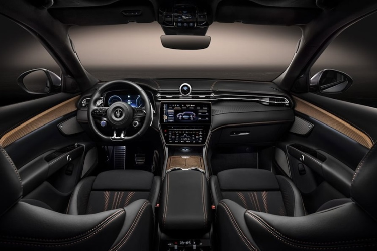 Về nội thất, bên trong khoang cabin của xe được trang bị nhiều tiện ích hiện đại như: cụm đồng hồ kỹ thuật số 12,3 inch; hệ thống thông tin giải trí màn hình cảm ứng trung tâm 12,3 inch có kết nối Android Auto và Apple CarPlay không dây, trợ lý thông minh cũng như hệ thống âm thanh 14 hoặc 19 loa (tùy phiên bản).